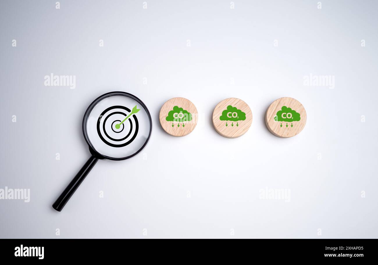 NET Zero by 2050, Kreisplanke mit grünem Wolkensymbol und Dartscheibe Fokus Lupe auf weißem Hintergrund, Net Zero Greenhouse Gas Emission targ Stockfoto