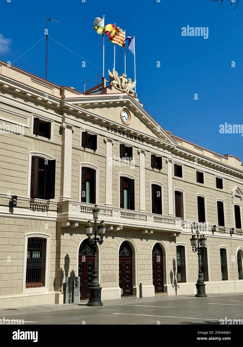 Das Rathaus symbolisiert die politische und architektonische Bedeutung der Stadt. Die klassische Fassade und die historischen Details heben sich auf einem öffentlichen Platz hervor Stockfoto