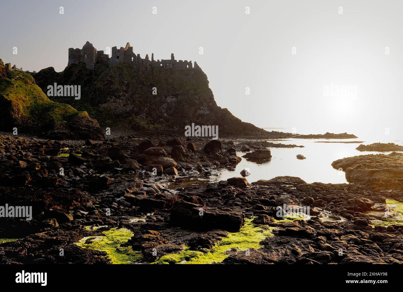 Dunluce Castle, mittelalterliche Ruine zwischen Portrush und Bushmills. North Antrim Coast Road, County Antrim, Nordirland. Sonnenuntergang Stockfoto