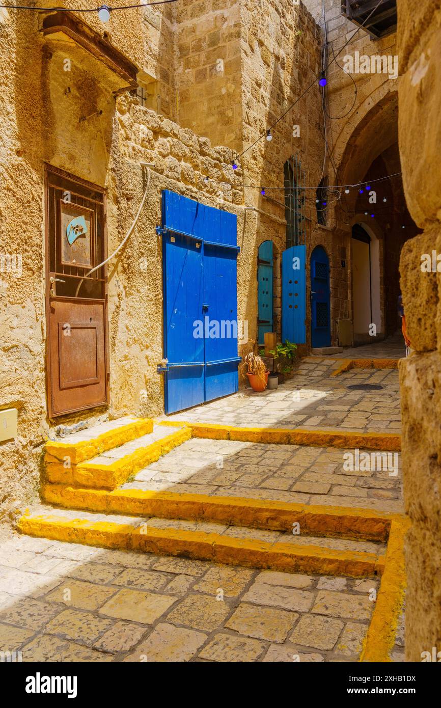 Jaffa, Israel - 10. Mai 2024: Blick auf eine typische Gasse in der Altstadt von Jaffa, heute Teil von Tel-Aviv-Yafo, Israel Stockfoto