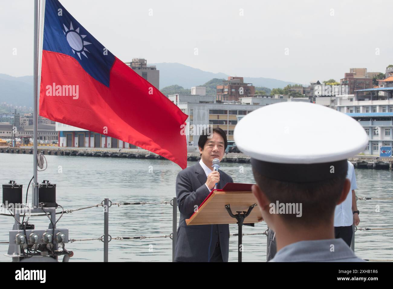 Lai Ching-te (William Lai), der Präsident Taiwans, spricht während seiner Inspektion der von Taiwan gebauten Xu Jiang Tarnraketenkorvetten in Keel Stockfoto