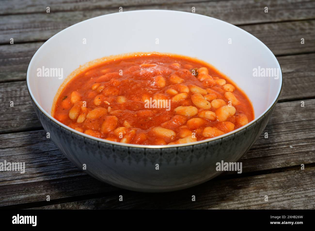 Fagioli all'Uccelletto weiße italienische Cannellini-Bohnen in Tomatensauce aus der Toskana Stockfoto