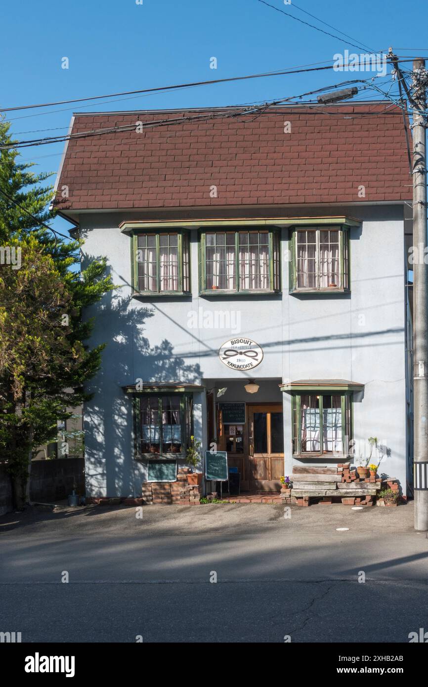Ein Spaziergang durch die Samurai Street in Kakunodate: Traditionelles Café mit Keksen, Kaffee und Tee. Stockfoto