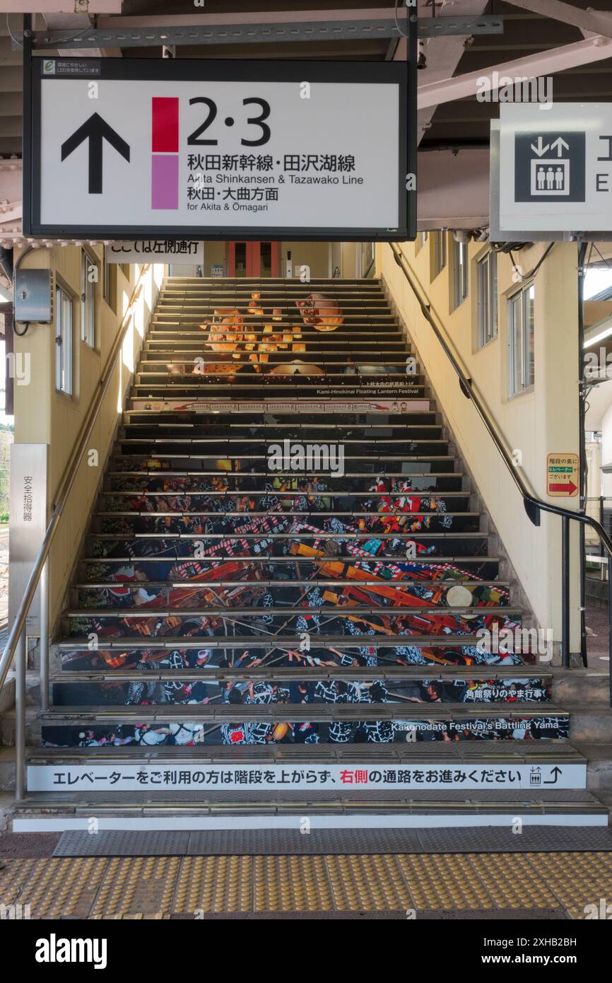Erleben Sie den Charme der Kakunodate Station an einem hellen, sonnigen Frühlingstag: Eine perfekte Mischung aus moderner Bequemlichkeit und traditioneller Ästhetik, umgeben Stockfoto
