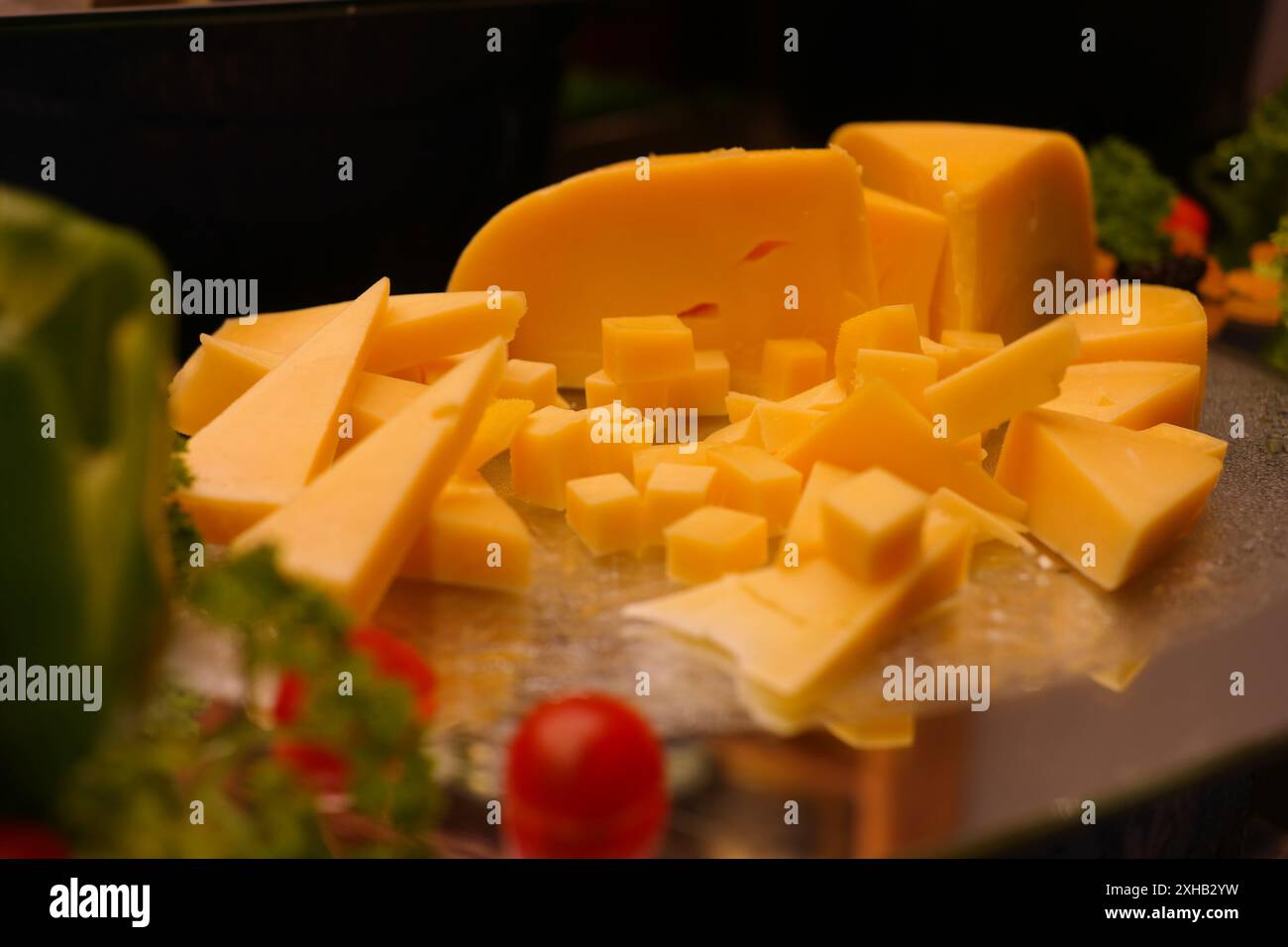Käsesammlung, Stück hart gereifter gelber Cheddar-Käse aus nächster Nähe Stockfoto