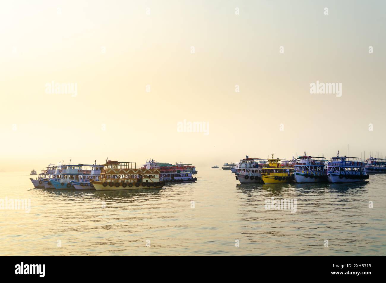 Boote im Hafen von Mumbai in der Nähe von Gateway of India bei Sonnenuntergang, Mumbai, Maharashtra, Indien Stockfoto