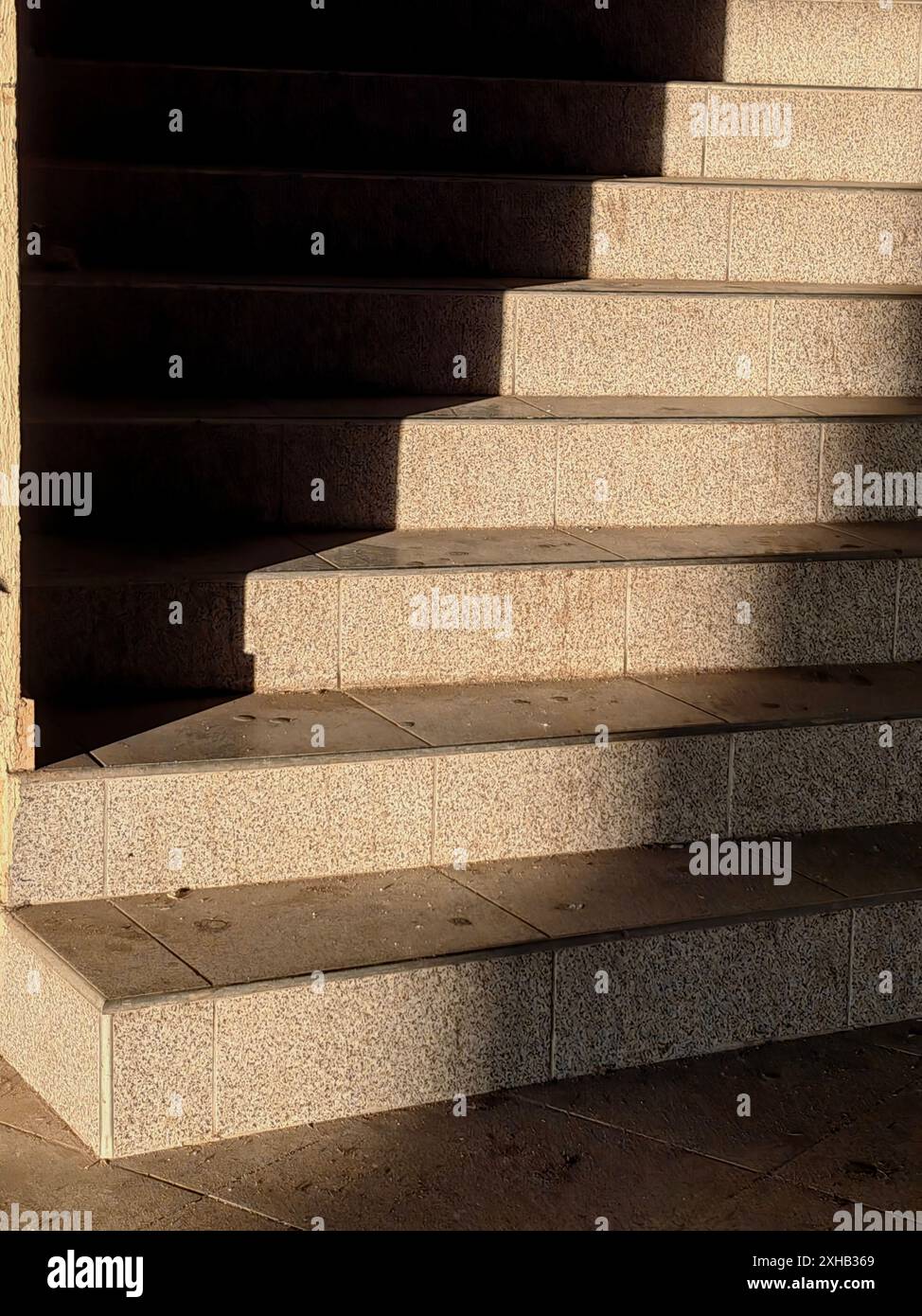 Betontreppe beleuchtet von der Sonne: Abstrakter Stil bei Sonnenuntergang. Stockfoto