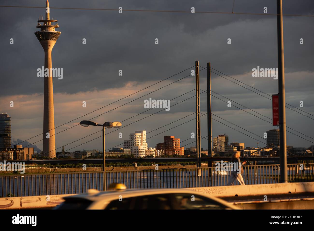 Golden Hour City Scene in Düsseldorf Stockfoto