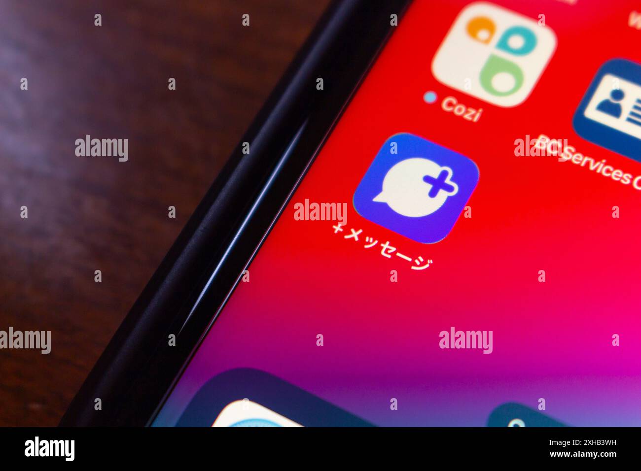 +Message (Plus Message) App wird auf einem iPhone-Bildschirm angezeigt. +Message ist ein Nachrichtendienst japanischer Mobilfunkanbieter (NTT DoCoMo, au, SoftBank). Stockfoto