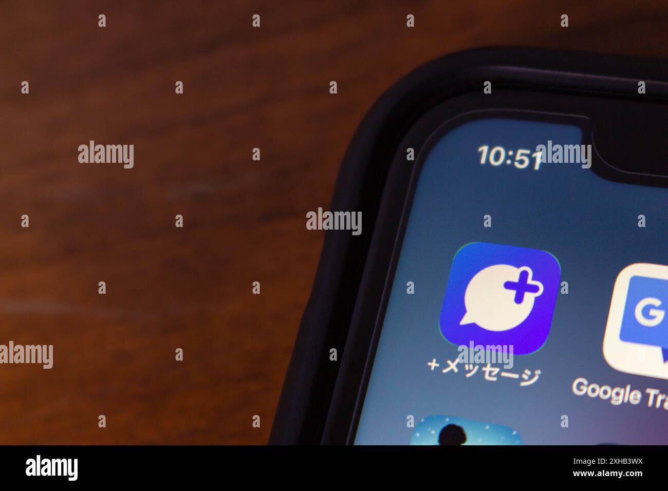 +Message (Plus Message) App wird auf einem iPhone-Bildschirm angezeigt. +Message ist ein Nachrichtendienst japanischer Mobilfunkanbieter (NTT DoCoMo, au, SoftBank). Stockfoto