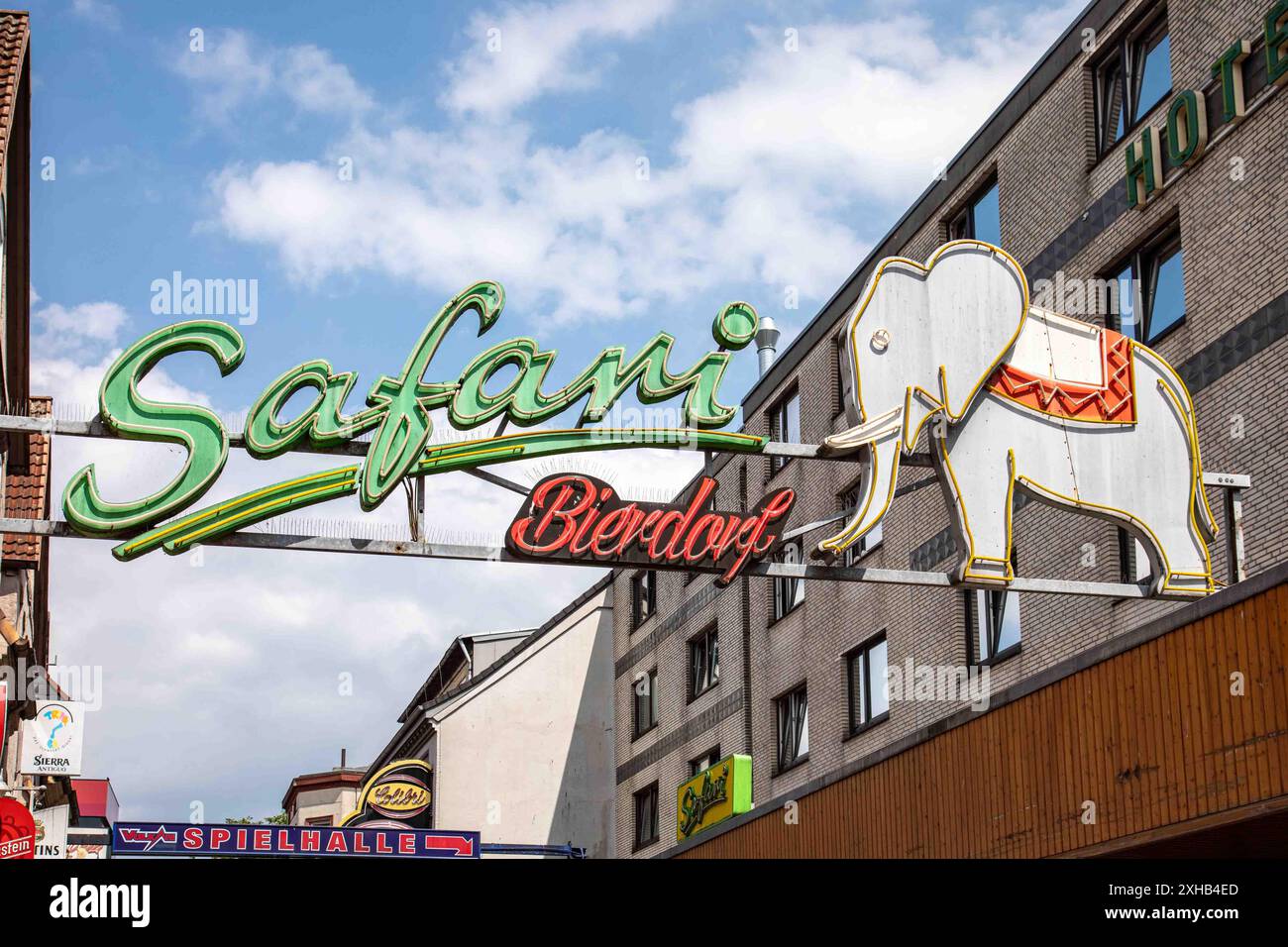 Safari Bierdorf Neonlichter am Tag in der Großen Freiheit 24-28 in der Reeperbahn-Gegend von St. Pauli, Hamburg, Deutschland Stockfoto