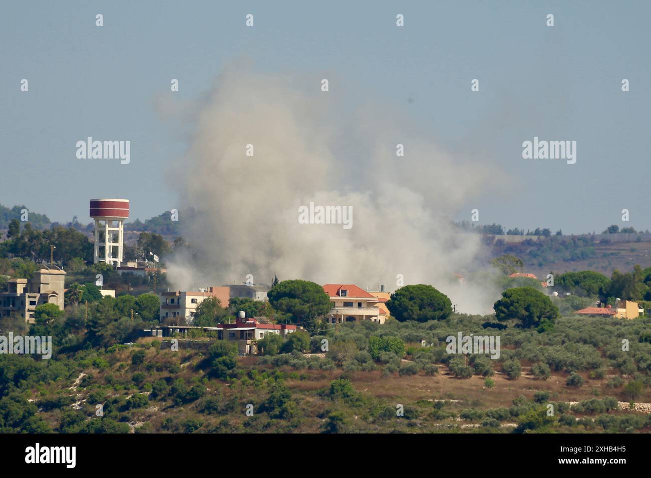 Tayr Harfa, Libanon. Juli 2024. Rauch, der durch einen israelischen Streik verursacht wurde, ist am 12. Juli 2024 in Tayr Harfa im südlichen Libanon zu sehen. Nach Angaben libanesischer Militärquellen wurde am Freitag ein Mitglied der Hisbollah getötet und zwei Zivilisten verletzt, bei israelischen Luftangriffen und Artilleriebeschuss auf mehrere Grenzgebiete im Südlibanon. Quelle: Ali Hashisho/Xinhua/Alamy Live News Stockfoto
