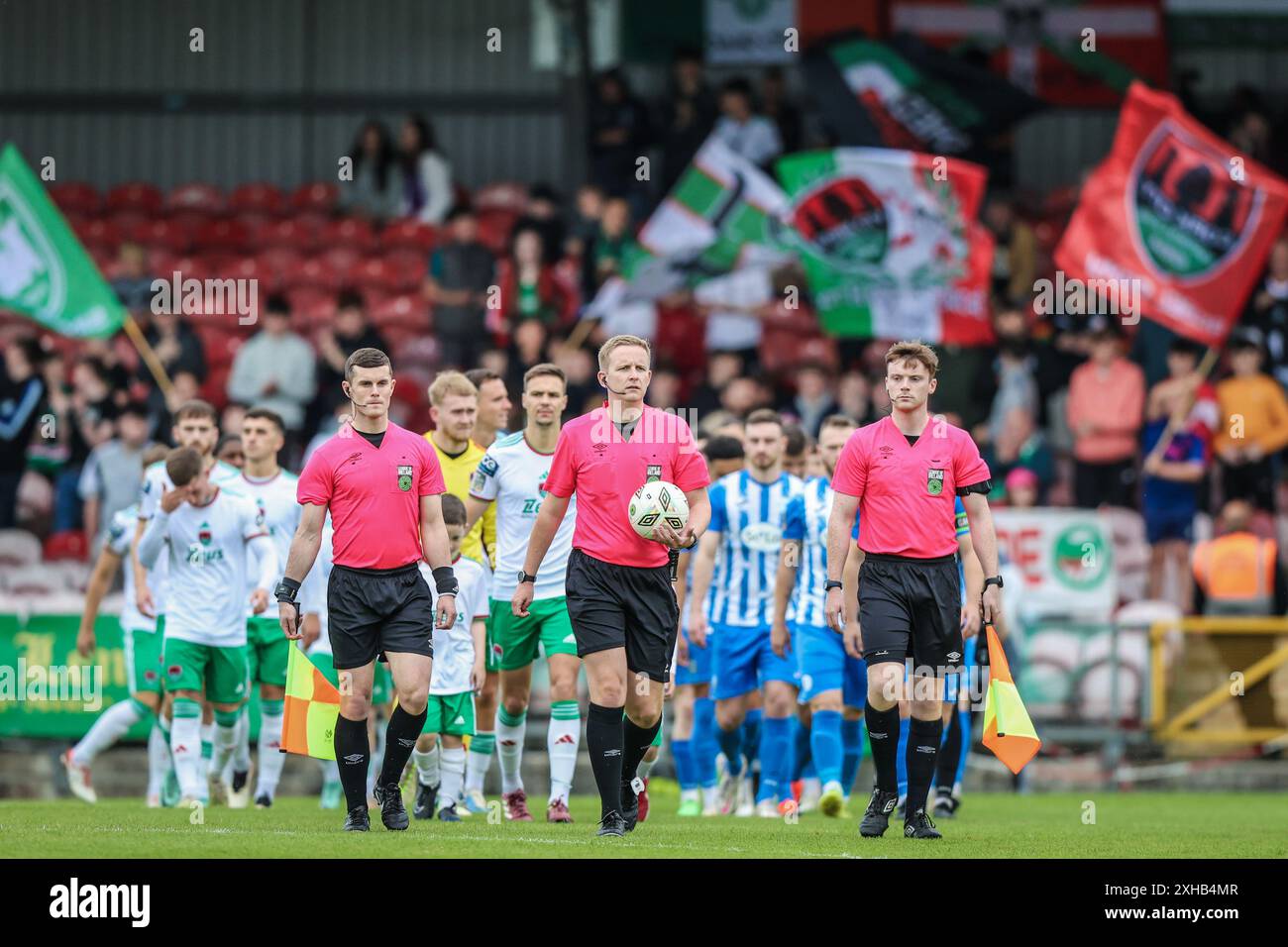 Am 12. Juli 2024 treten Schiedsrichter Daniel Murphy und Teams in die Liga of Ireland First Division ein: Cork City gegen Finn Harps spielen bei Turners C Stockfoto