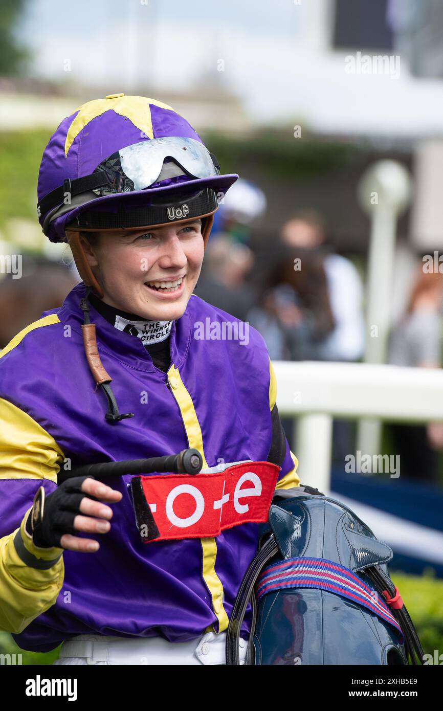 Ascot, Berkshire, Großbritannien. Juli 2024. Saffie Osborne gewinnt die Signature Capital Handicap Stakes beim Summer Mile Property Raceday auf der Ascot Racecourse. Besitzer Chris & David Stam, Trainer Ed Walker, Upper Lambourn, Züchter Rathasker Stud, Sponsor ABM Catering Facilities Management. Quelle: Maureen McLean/Alamy Live News Stockfoto