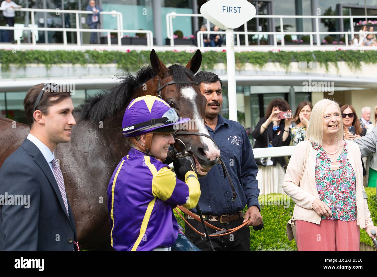 Ascot, Berkshire, Großbritannien. Juli 2024. Saffie Osborne gewinnt die Signature Capital Handicap Stakes beim Summer Mile Property Raceday auf der Ascot Racecourse. Besitzer Chris & David Stam, Trainer Ed Walker, Upper Lambourn, Züchter Rathasker Stud, Sponsor ABM Catering Facilities Management. Quelle: Maureen McLean/Alamy Live News Stockfoto