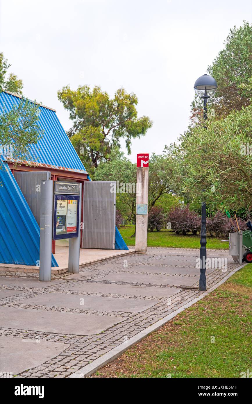 Lissabon , Portugal 28. Juni 2024. Der Bahnhof Amadora Este ist Teil der Blauen Linie der Metro Lissabon und befindet sich auf der Ostseite von Amadora. Amadora Stockfoto