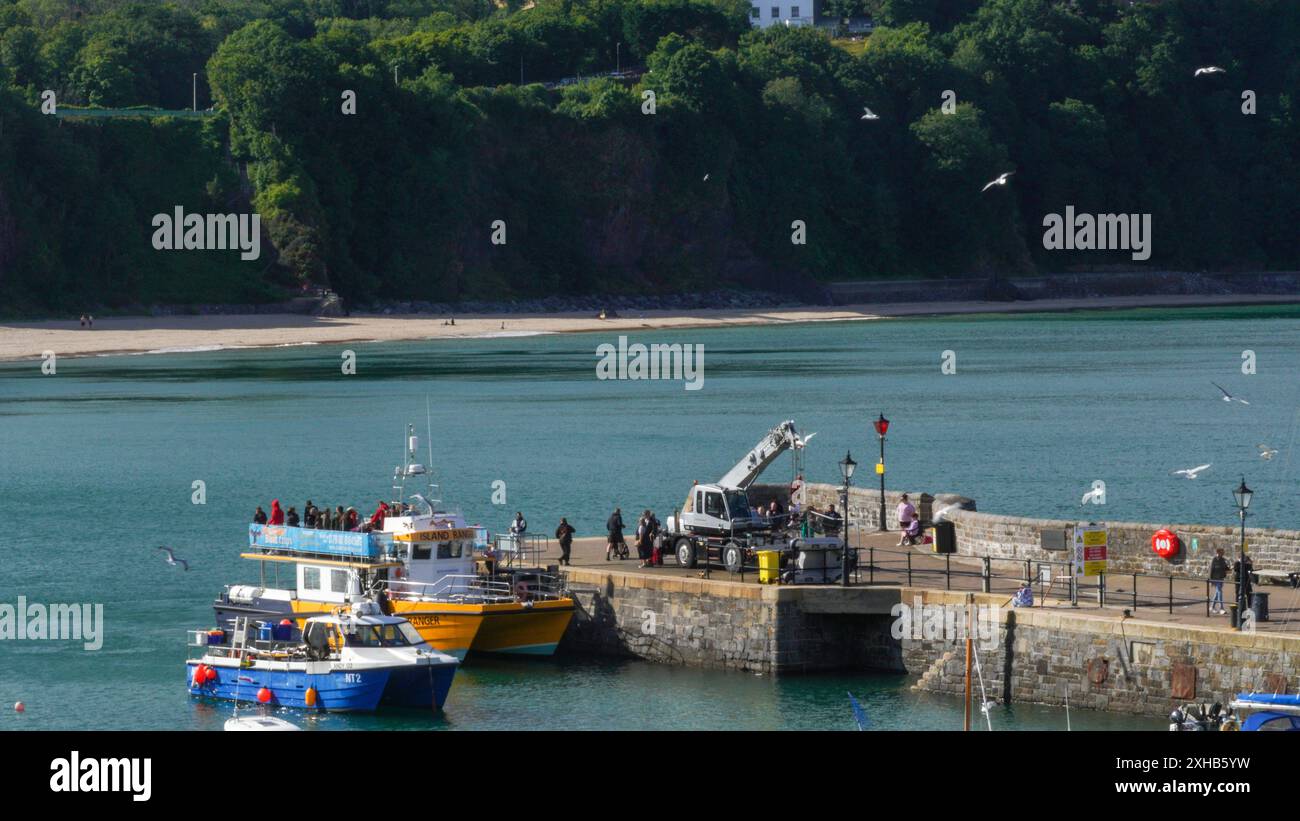 Tenby, Pembrokeshire, Wales - 2. Juli 2024: Blick vom Hafen von Tenby auf den Nordstrand mit dem Gosker Rock, der aus dem Wasser ragt. Stockfoto