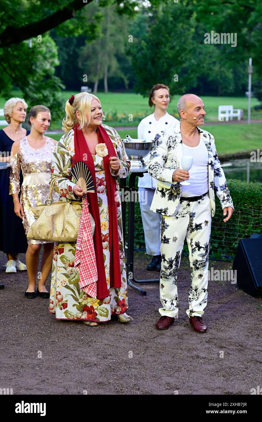Tine Wittler und Sven Schenke bei der Generalprobe zum Theaterstück Jedermann am Pavillon im Weimarhallenpark. Weimar, 10.07.2024 *** Tine Wittler und Sven Schenke bei der Kostümprobe für das Stück Jedermann im Pavillon im Weimarhallenpark Weimar, 10 07 2024 Foto:XM.xWehnertx/xFuturexImagex jedermann generalprobe 4720 Stockfoto