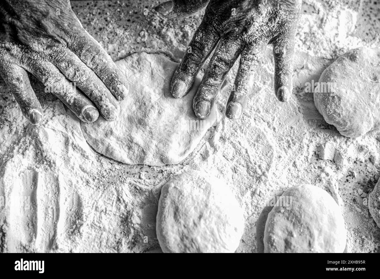 Hands Pie Teig. Kocht Teig zum Backen, rohe Teigstücke. Frauenhände, die Teige für Kuchen Rollen. Schwarz-weiß Stockfoto