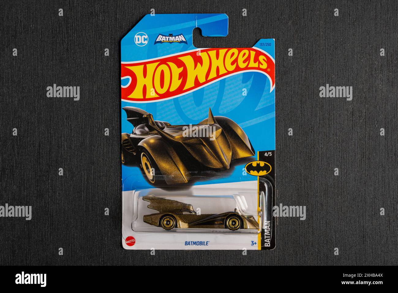 Doha, Katar - 13. Juli 2024: Packung mit Hot-Wheels-Cast-Carded-Automodell für die Hot-Wheels-Serie. Batmobil. Stockfoto