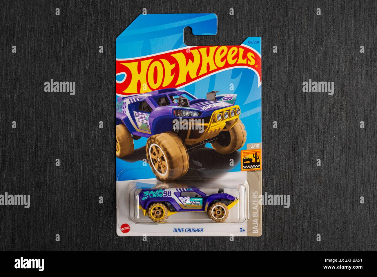 Doha, Katar - 13. Juli 2024: Packung mit Hot-Wheels-Cast-Carded-Automodell für die Hot-Wheels-Serie. Dünenbrecher. Stockfoto