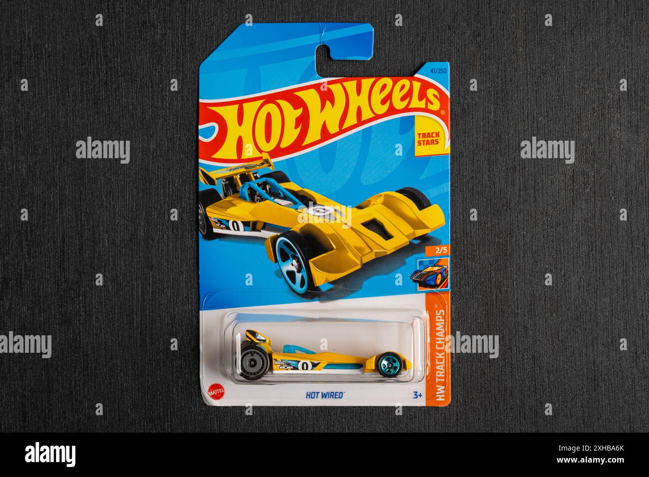 Doha, Katar - 13. Juli 2024: Packung mit Hot-Wheels-Cast-Carded-Automodell für die Hot-Wheels-Serie. Hot Wired. Stockfoto