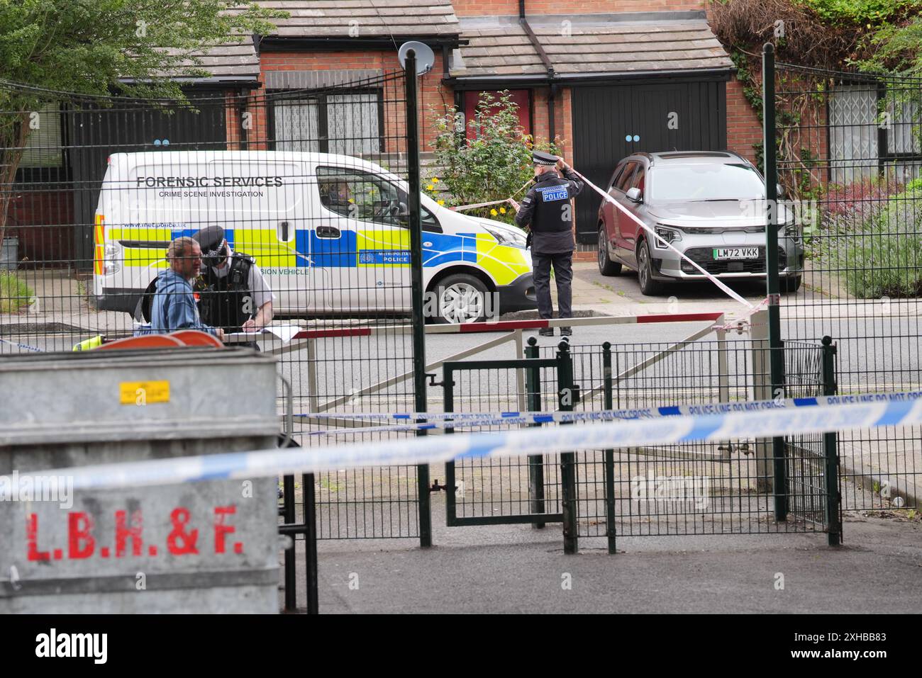DAS ALTER DER VERHAFTETEN PERSON WURDE VON 24 AUF 34 Forensiker in Shepherd’s Bush, West London KORRIGIERT, nachdem menschliche Überreste in zwei Koffern nahe der Clifton Suspension Bridge in Bristol gefunden wurden. Bilddatum: Samstag, 13. Juli 2024. Stockfoto