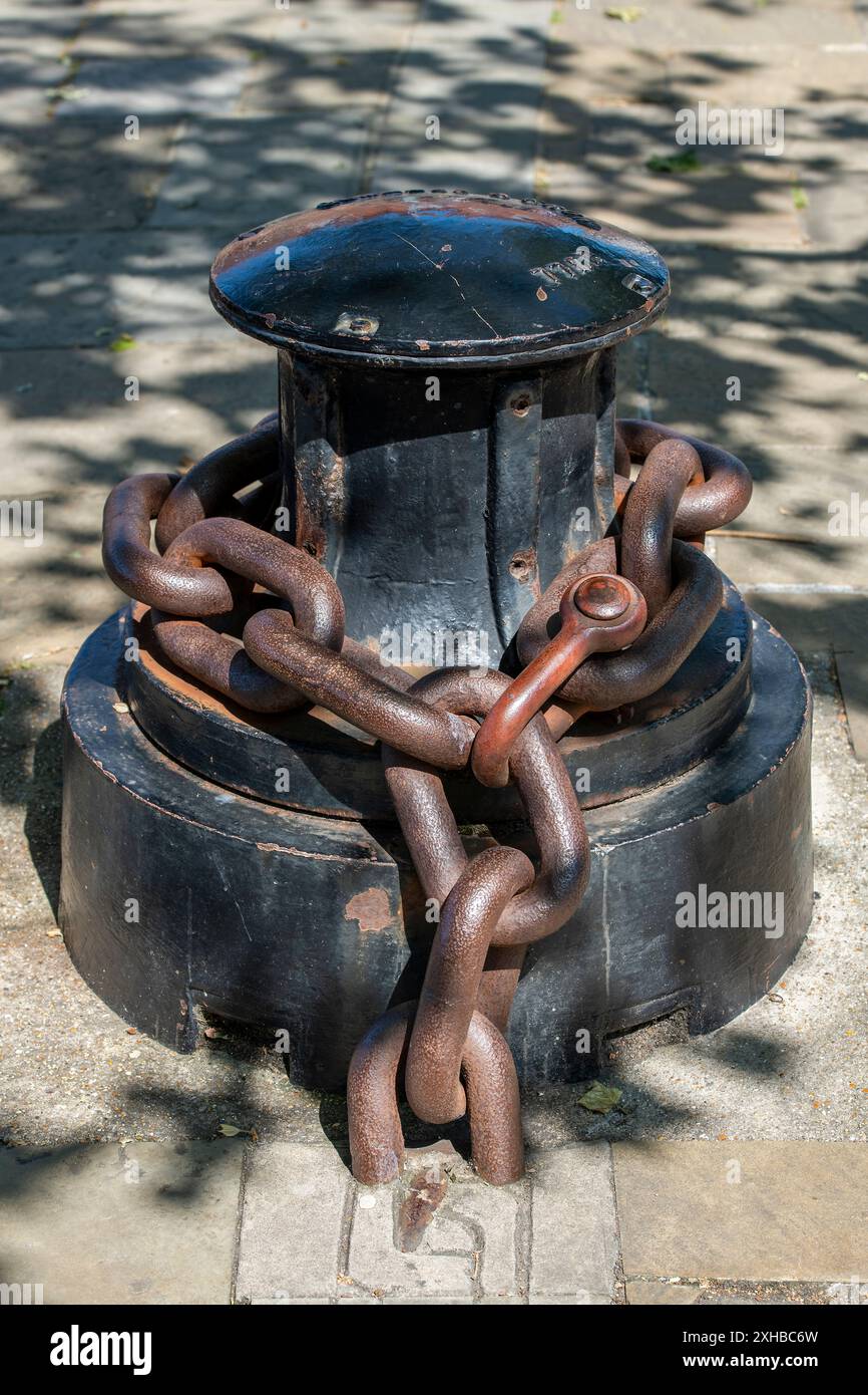 Große Hochleistungs-Kette, die um eine Winde gewickelt ist Stockfoto