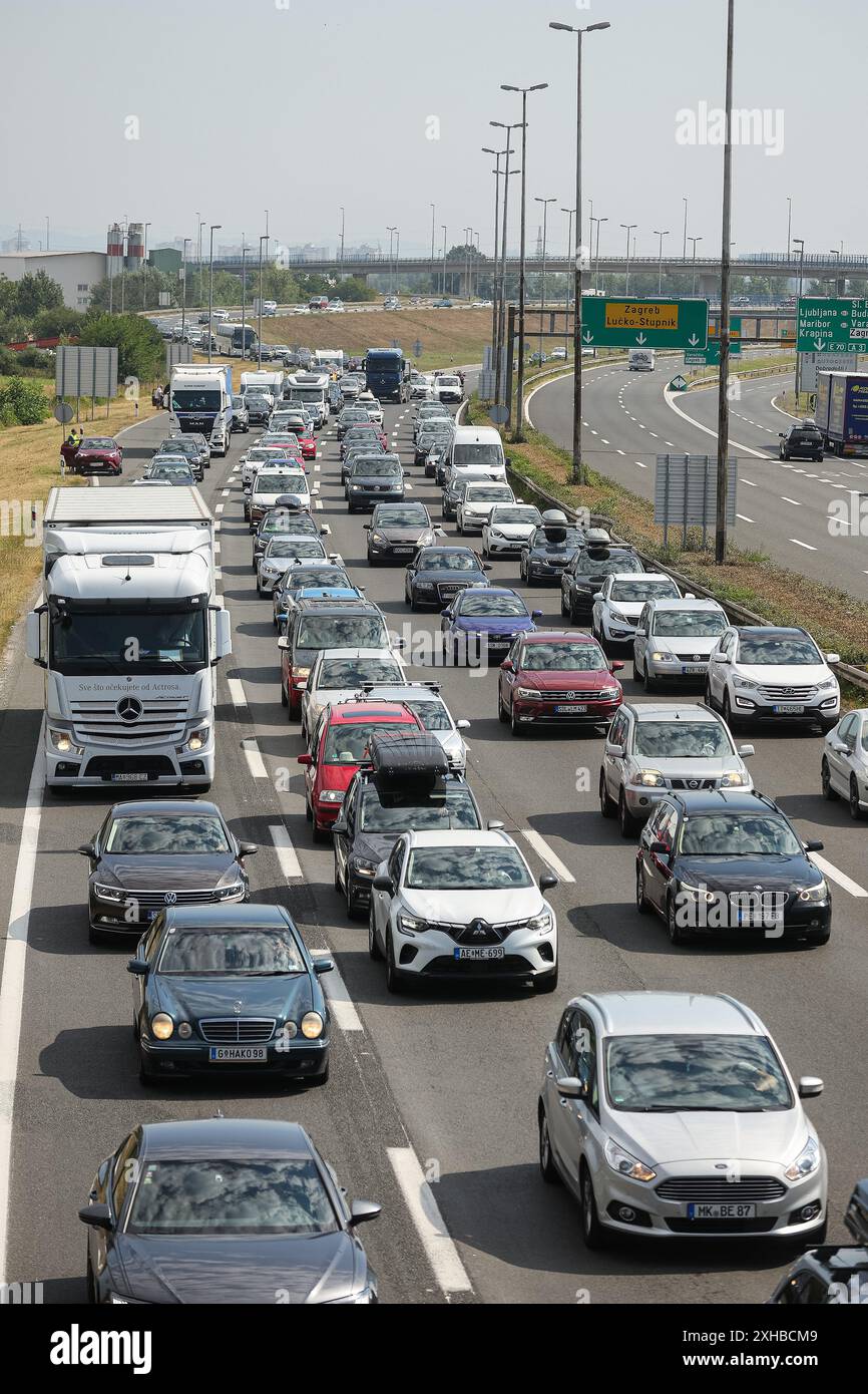 Zagreb, Kroatien. Juli 2024. Mehrere Kilometer lange Warteschlangen bildeten sich am zweiten juli-Wochenende am Lucko-Mautbahnhof in Zagreb, Kroatien, am 13. Juli 2024 auf der Autobahn A1. Foto: Luka Stanzl/PIXSELL Credit: Pixsell/Alamy Live News Stockfoto