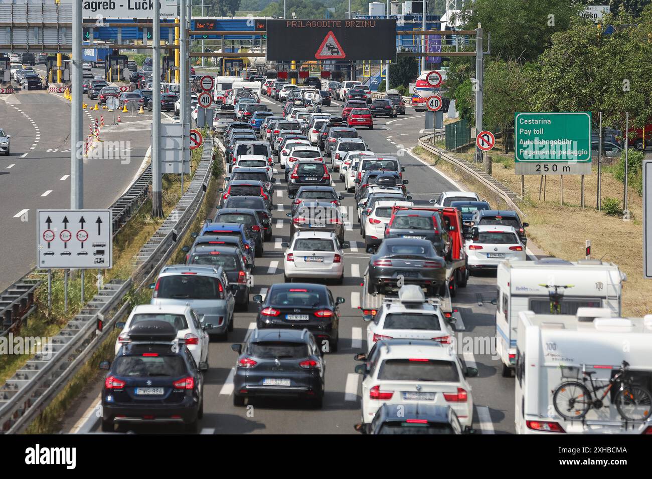 Zagreb, Kroatien. Juli 2024. Mehrere Kilometer lange Warteschlangen bildeten sich am zweiten juli-Wochenende am Lucko-Mautbahnhof in Zagreb, Kroatien, am 13. Juli 2024 auf der Autobahn A1. Foto: Luka Stanzl/PIXSELL Credit: Pixsell/Alamy Live News Stockfoto