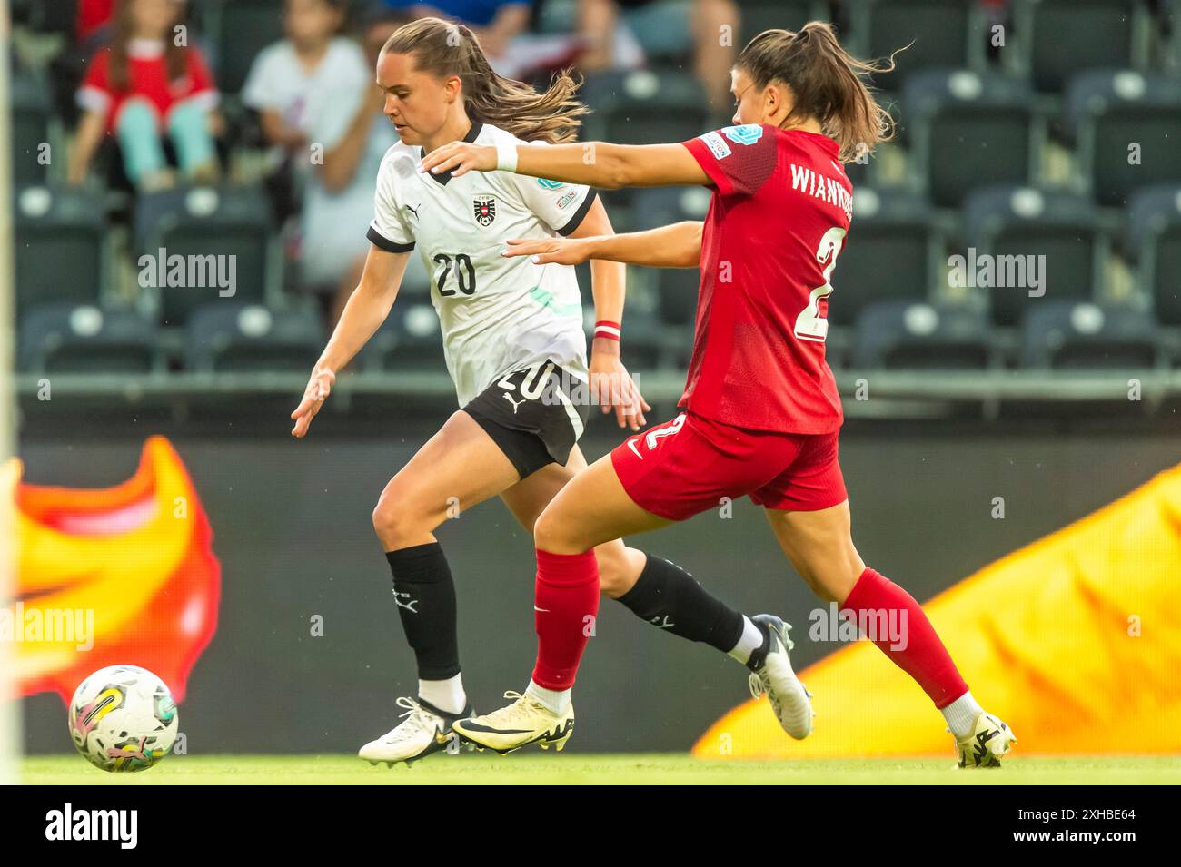 Lilli Purtscheller (20, Oesterreich) mit Martyna Wiankowska (2, Polen) AUT, Oesterreich vs Polen, Frauen, Fussball, EM-Quali 2025, Spiel 5, 12.07.2024, Foto: Eibner-Pressefoto/Florian Wolf Stockfoto