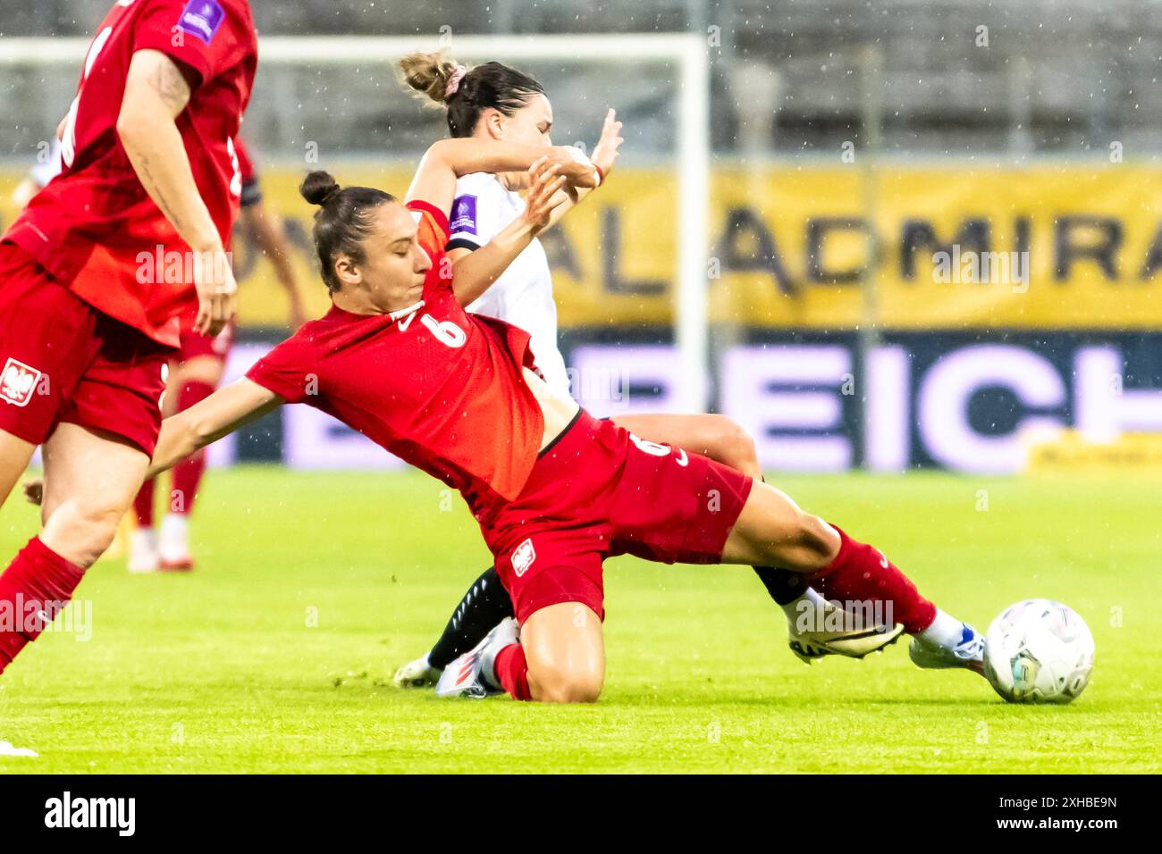 ZWEIKAMPF zwischen Sylwia Matysik (6, Polen) und Barbar Dunst (8, Oesterreich) AUT, Oesterreich vs Polen, Frauen, Fussball, EM-Quali 2025, Spiel 5, 12.07.2024, Foto: Eibner-Pressefoto/Florian Wolf Stockfoto