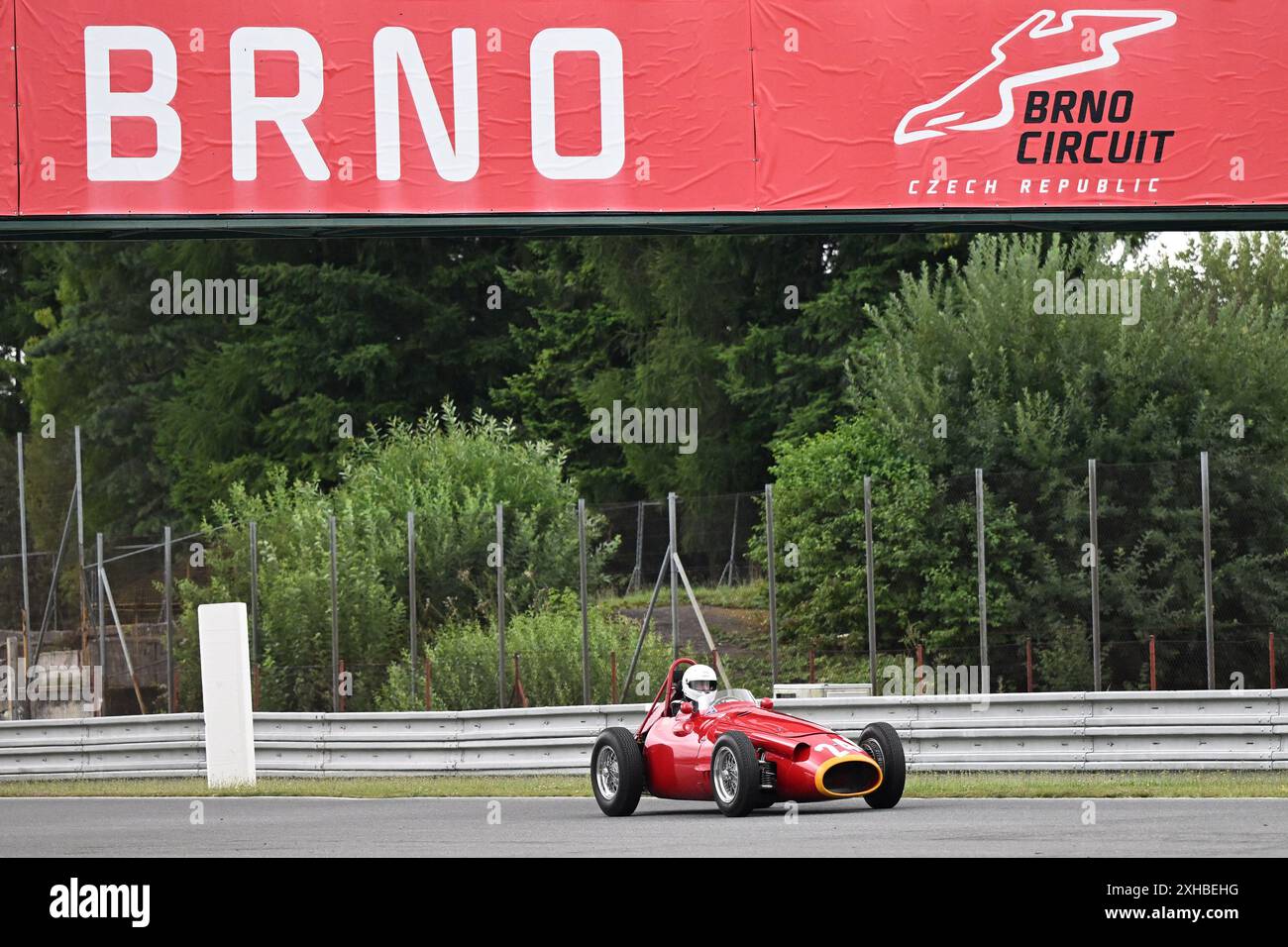 Brünn, Tschechische Republik. Juli 2024. Das Brno Grand Prix Revival, ein Oldtimer-Rennwochenende, begann mit Ausstellungs- und Qualifikationsläufen auf dem Masaryk Circuit in Brünn, Tschechien, am Samstag, den 13. Juli 2024. Quelle: Vaclav Salek/CTK Photo/Alamy Live News Stockfoto