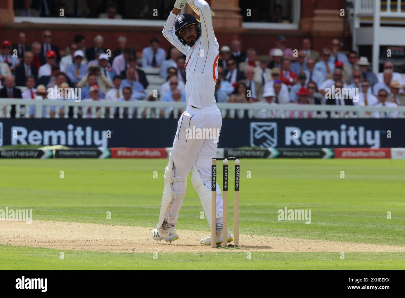 LONDON, Vereinigtes Königreich, JULY11: England's Shoaib Bashir(Somerset) in Aktion während des Rothesay Test ITS Test Day 2 of 5 Matches zwischen England und West Indies am 11. Juli 2024 auf dem Lord's Cricket Ground, London Stockfoto