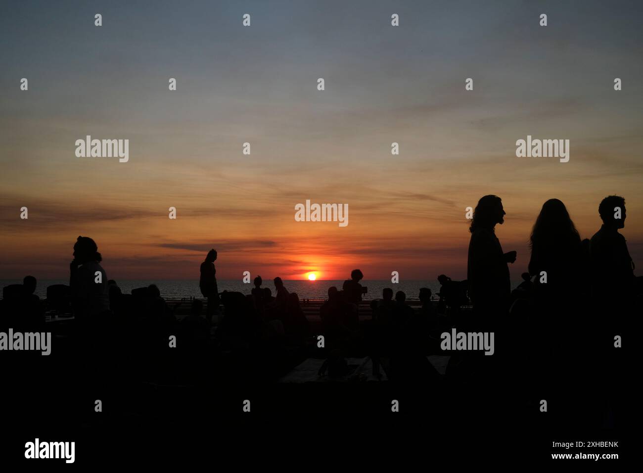 Silhouetten von Leuten, die eine Strandparty bei Sonnenuntergang genießen Stockfoto