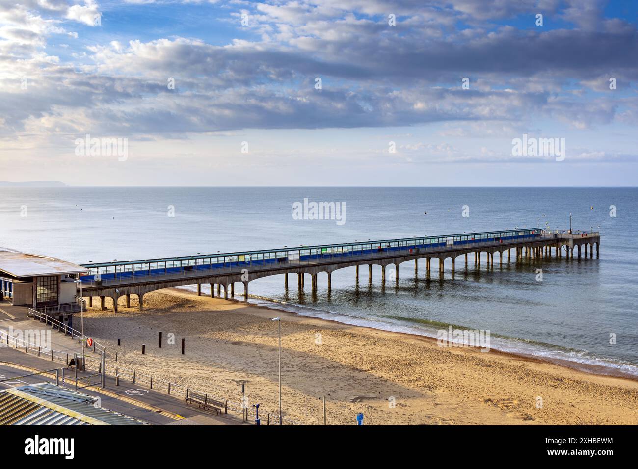 Strand und Pier von Boscombe in der Nähe von Bournemouth in Dorset, England, Großbritannien Stockfoto