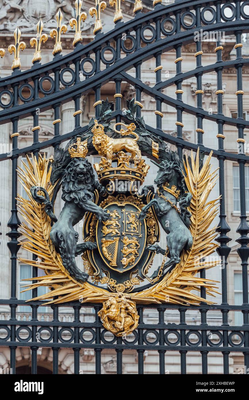 Das königliche Wappen an den Toren des Buckingham Palace Stockfoto