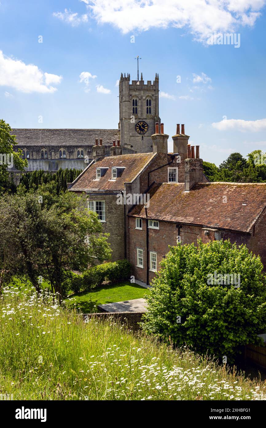 Denkmalgeschützte Gebäude in Christchurch, Dorset, mit der Priorienkirche aus dem 11. Jahrhundert im Hintergrund. Stockfoto