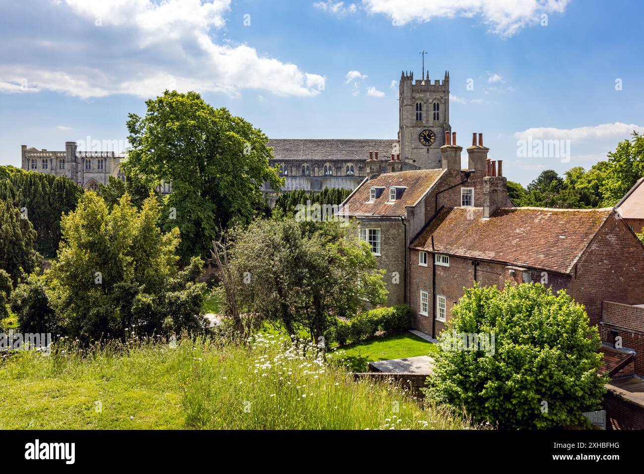 Denkmalgeschützte Gebäude in Christchurch, Dorset, mit der Priorienkirche aus dem 11. Jahrhundert im Hintergrund. Stockfoto