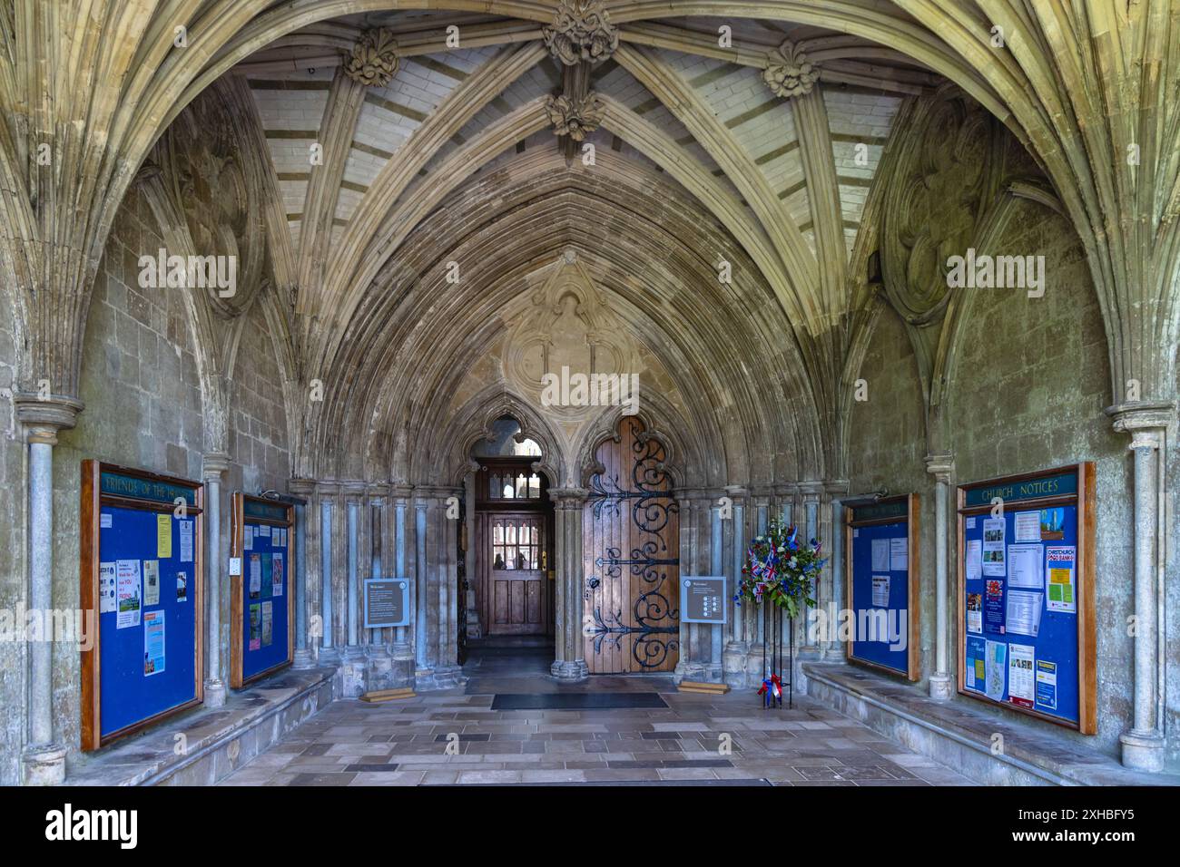 Historischer Eingang der Christchurch Priory, erbaut im 11. Jahrhundert in Dorset, England, Großbritannien Stockfoto
