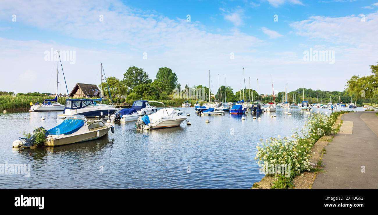 Vertäute Boote auf dem Fluss Stour am Christchurch Town Quay, Dorset Stockfoto