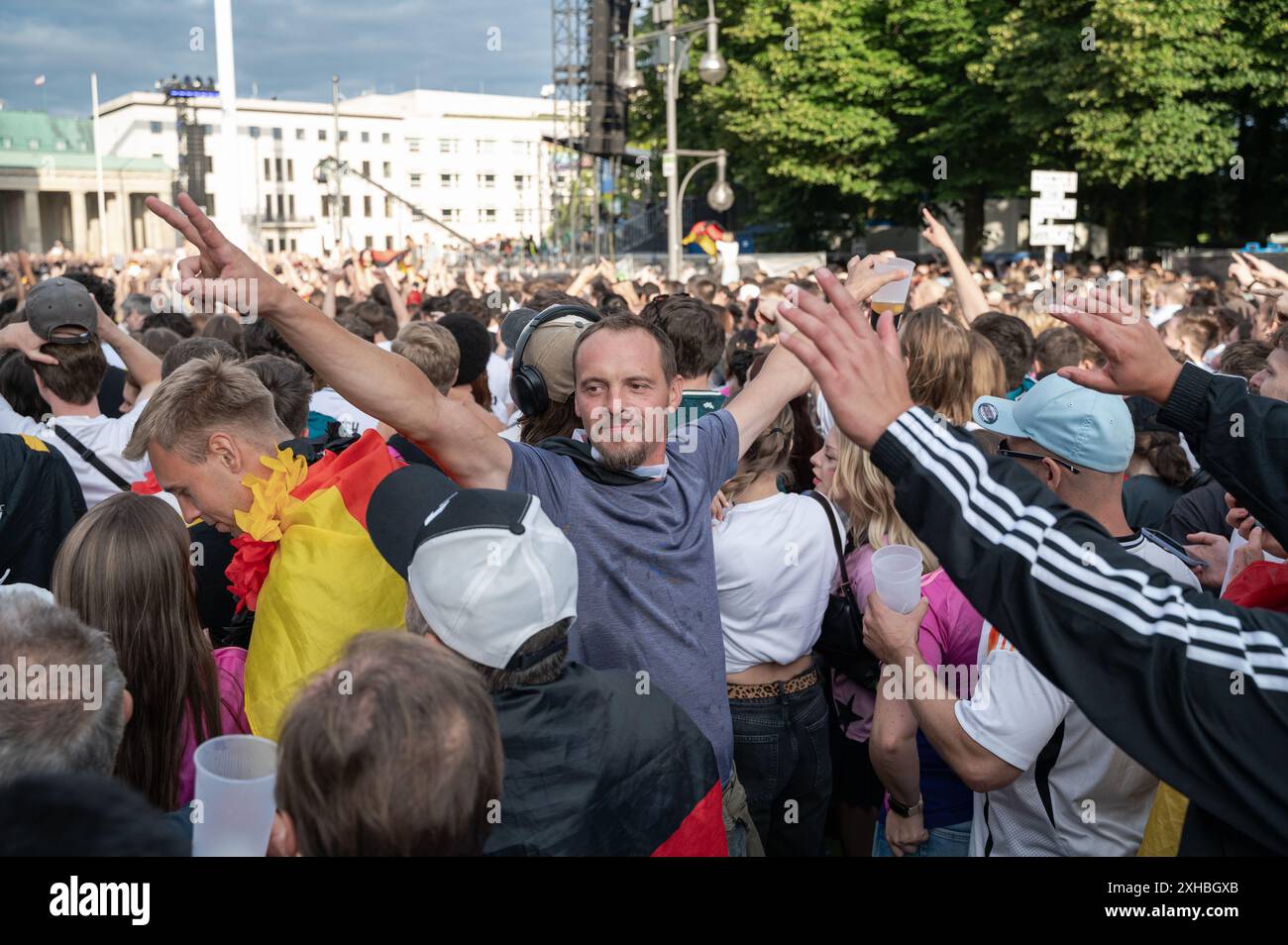 05.07.2024, Berlin, Deutschland, Europa - Fans der deutschen Fussballnationalmannschaft feiern und jubeln nach einem ausgleichenden Tor auf der öffentlichen Fanmeile. Stockfoto