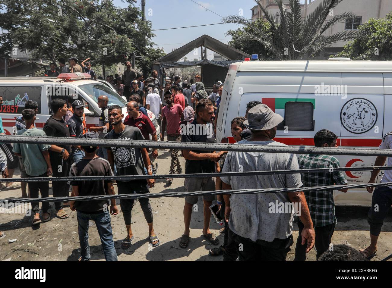 Khan Younis, Palästinensische Gebiete. Juli 2024. Palästinenser untersuchen die Schäden neben Krankenwagen nach einem israelischen Luftangriff auf das Al-Mawasi-Lager für die vertriebenen Palästinenser. Abed Rahim Khatib/dpa/Alamy Live News Stockfoto