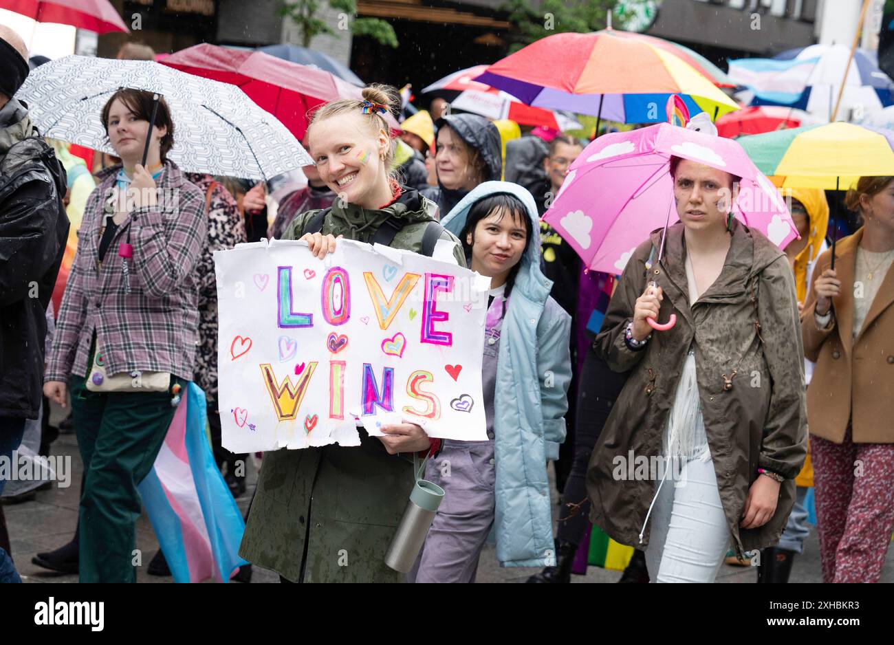 Aalborg, Dänemark. Juli 2024. Teilnehmer an der Aalborg Pride Parade Walk in the Rain, Samstag, 13. Juli 2024. Am Samstag sind in ganz Dänemark große Regenfälle gefallen. Quelle: Ritzau/Alamy Live News Stockfoto