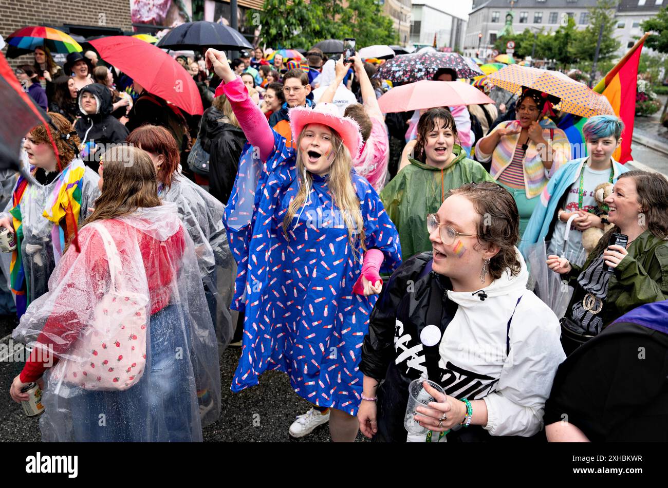 Aalborg, Dänemark. Juli 2024. Teilnehmer an der Aalborg Pride Parade Walk in the Rain, Samstag, 13. Juli 2024. Am Samstag sind in ganz Dänemark große Regenfälle gefallen. Quelle: Ritzau/Alamy Live News Stockfoto