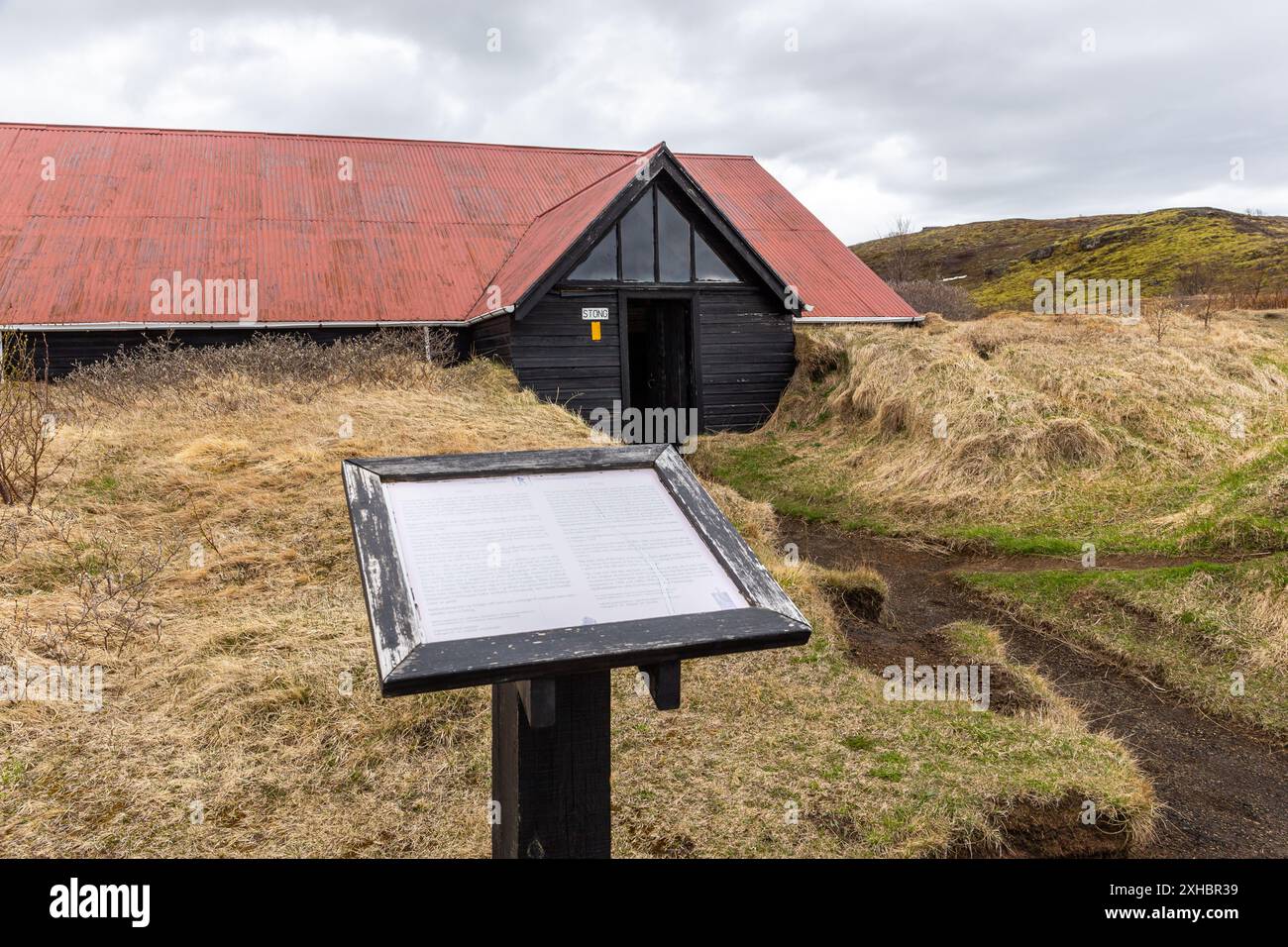 Thjorsardalur , Island, 15.05.22. Stong, wikinger-Ära Bauernhof in Island im Thjorsardalur-Tal mit Eingang zum Langhaus und Touristeninfor Stockfoto