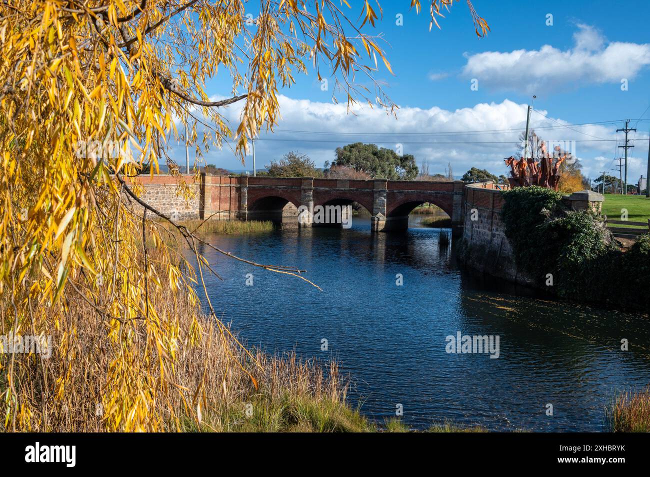 Eine rote Backsteinbrücke, bekannt als Red Bridge über den Elizabeth River in Campbell Town, Tasmanien, Australien. Die Stadt ist reich an Sträflingen Stockfoto