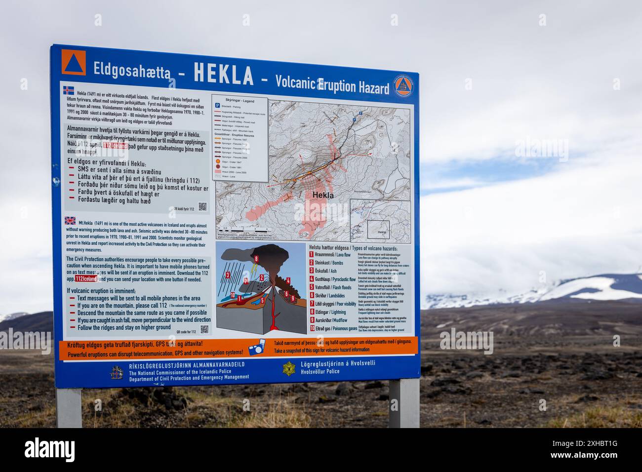 Hekla, Island, 15.05.22. Hekla - Touristeninformationstafel mit Vulkanausbruch und Hekla-Vulkan im Hintergrund. Stockfoto