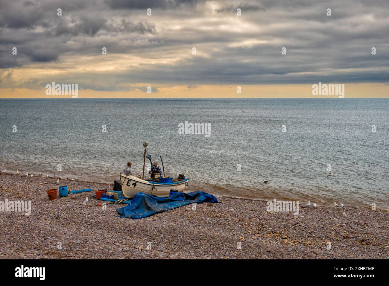 Fischerboot am Strand von Budleigh Salterton, einer Küstenstadt East Devon, England Stockfoto