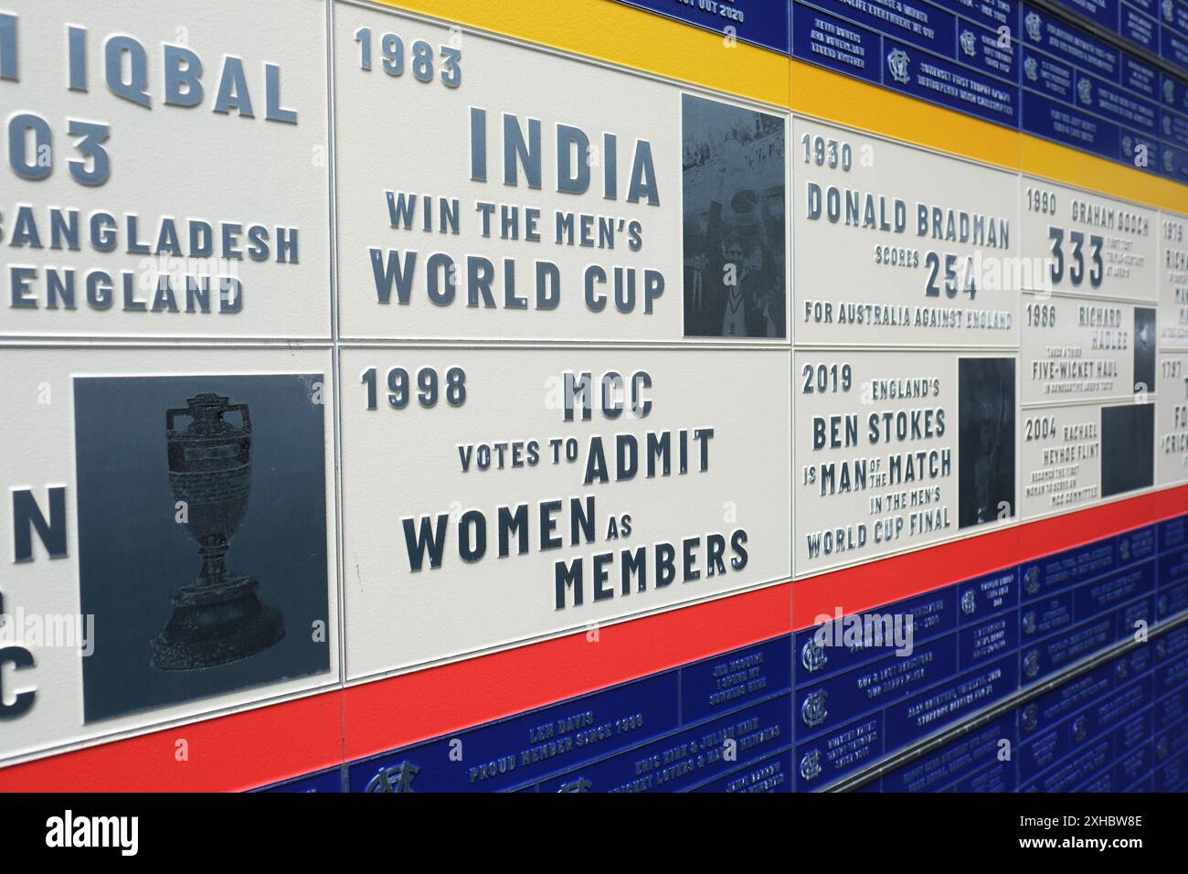 Lord's Cricket Ground London UK – Gedenktafel zum Gedenken an die Wahl des MCC zur Aufnahme von Frauen als Mitglieder des MCC im Jahr 1998 Stockfoto